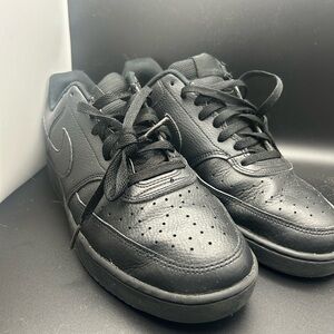 Nike Black Sneakers Classic Low-Top Design